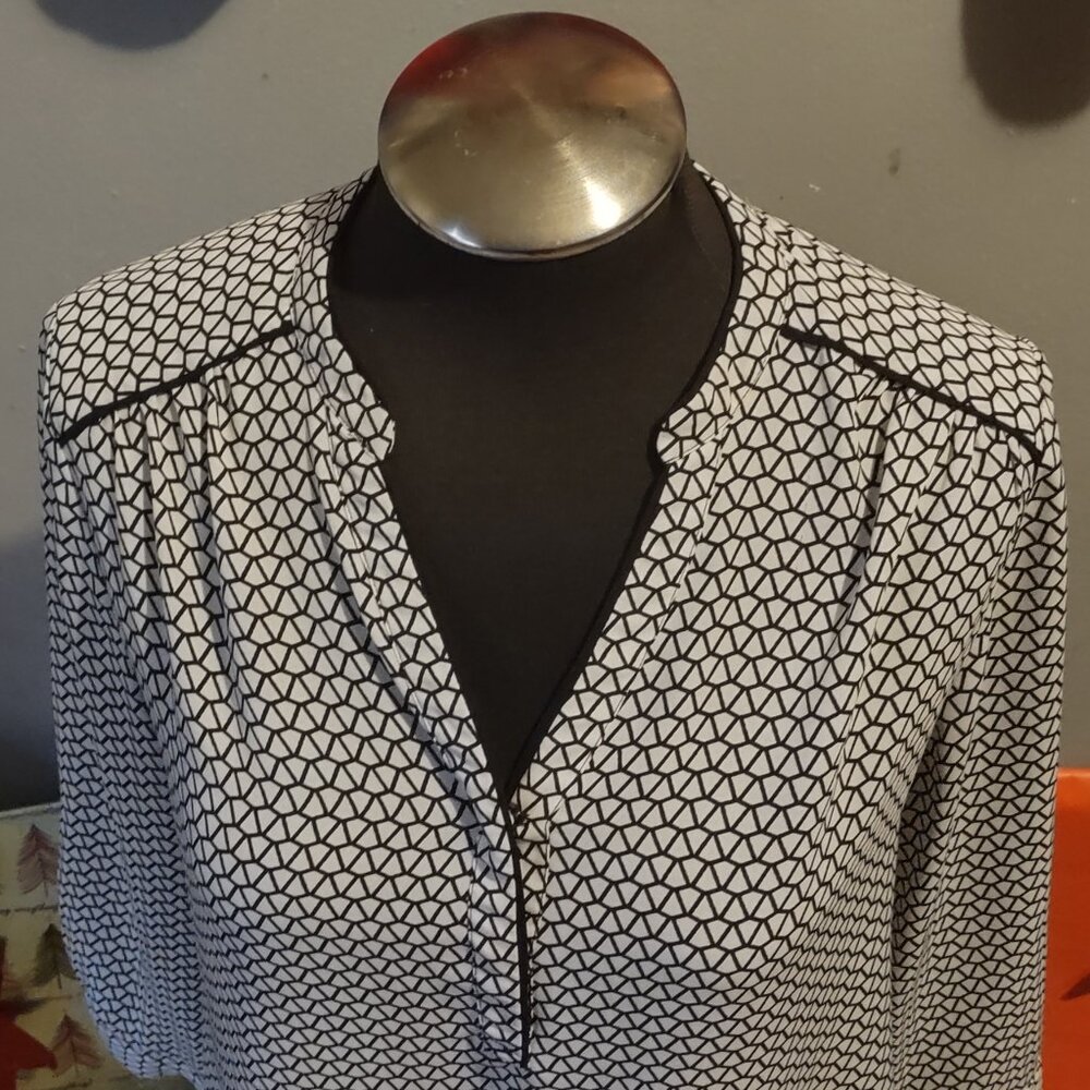 DressBarn Black & White Geometric Long sleeve Blouse